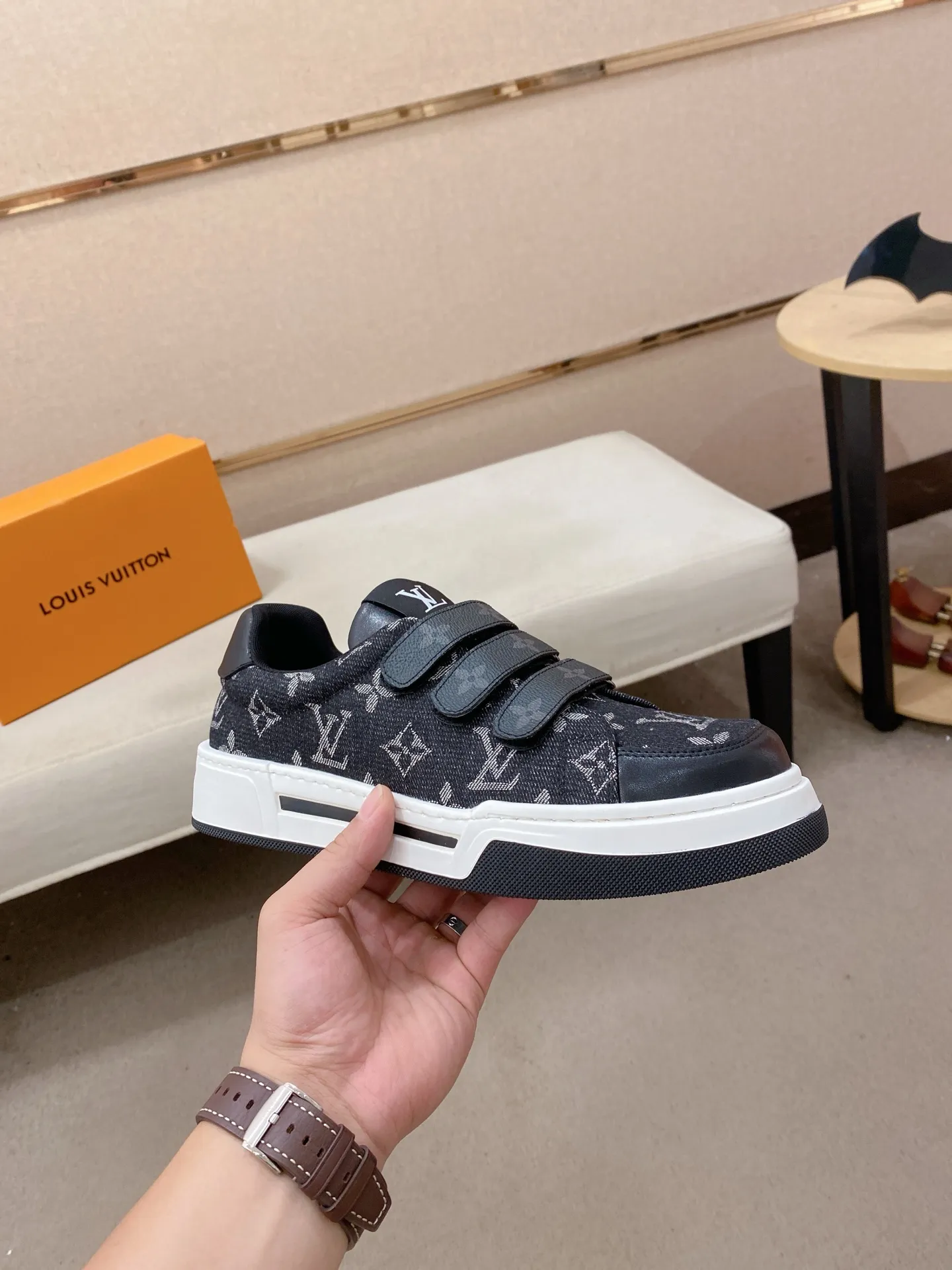 Men's shoes💰 420💰Louis Vuitton (Louis Vuitton/LV) top 🔍🔍 new models are on sale at the same time, the upper 🇮🇹 imported first-layer cowhide from Italy, fully imported sheepskin lining 💪💪, completely 1⃣️ to 1 ⃣️Re-engraved🇮🇹💪💪, ⚠Sole: The original sole is specially provided by the original factory, the exclusive movable molded sole is super comfortable, ⚠The original factory follows the order, 🔍🔍high quality, you can enter and exit the counter at will, welcome to compare⚠. Code number:38-44